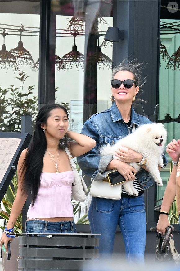 Laeticia Hallyday et ses filles Jade et Joy (qui résident depuis quelques jours dans la propriété familiale du Cap-d'Ail) arrivent à Marseillan pour déjeuner avec Elyette Boudou "Mamie Rock" (qui fêtera ses 89 ans le 5 juillet prochain), accompagné de son père André Boudou et sa fille Alcéa (demi soeur de Laeticia). Toute la famille est allée déjeuner à la crêperie "La Maison de Camille" à Marseillan, France, le 2 juillet 2024.

Photo : Agence / Bestimage