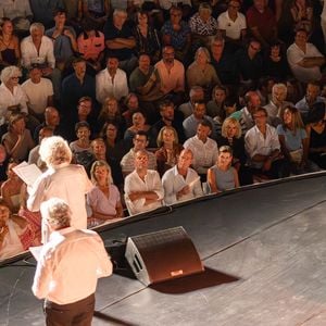 Jacqueline Franjou (Fondatrice et présidente du Festival de Ramatuelle), Michel Boujenah (directeur artistique du festival), le président Emmanuel Macron et sa femme Brigitte au spectacle de Dany Boon "Clown n'est pas un métier" lors du 41ème Festival de Ramatuelle le 12 août 2025. 

© Cyril Bruneau / Bestimage