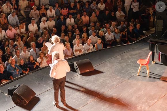 Jacqueline Franjou (Fondatrice et présidente du Festival de Ramatuelle), Michel Boujenah (directeur artistique du festival), le président Emmanuel Macron et sa femme Brigitte au spectacle de Dany Boon "Clown n'est pas un métier" lors du 41ème Festival de Ramatuelle le 12 août 2025. 

© Cyril Bruneau / Bestimage