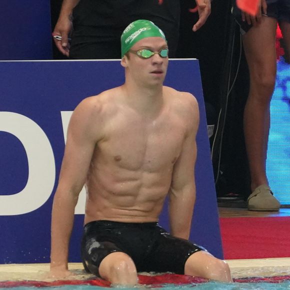 Le champion raconte s'être aperçu de son oubli après être monté dans un taxi, avant que l'employé de la voiturette de golf ne lui rapporte finalement sa médaille.

Léon Marchand des Dauphins Toulouse OEC lors des séries du 200 m brasse messieurs des Championnats de France de natation, à la piscine olympique Raymond-Sommet de Saint-Étienne, le 29 juin 2026.

© Laurent Lairys/PsnewZ/Bestimage