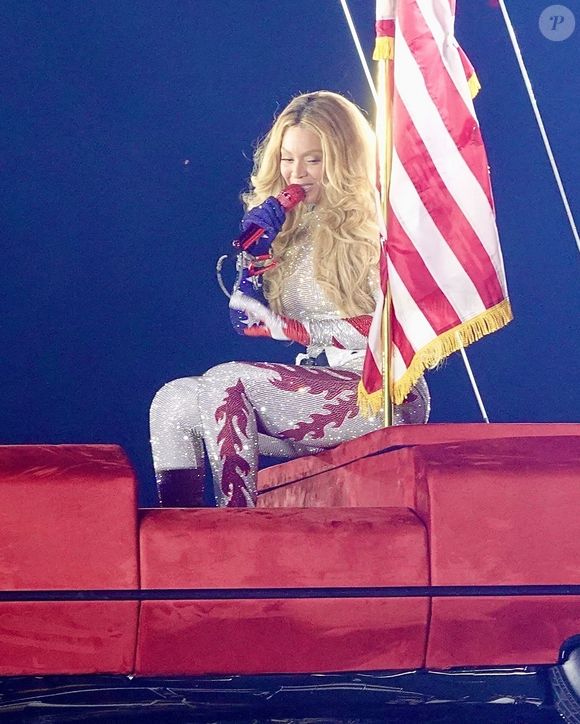 Et les admirateurs de la star n'ont visiblement pas été déçus par ce premier round : Beyoncé a en effet proposé aux spectateurs un show démentiel, où elle a notamment survolé le SoFi Stadium d'Inglewood où elle se produisait dans une voiture rouge décapotable.

Beyonce Knowles en concert à Los Angeles dans le cadre de sa tournée "Cowboy Carter" le 28 avril 2025. Beyonce a fait monter sur scène ses filles Blue Ivy et Rumi Carter. Backgrid USA / Bestimage