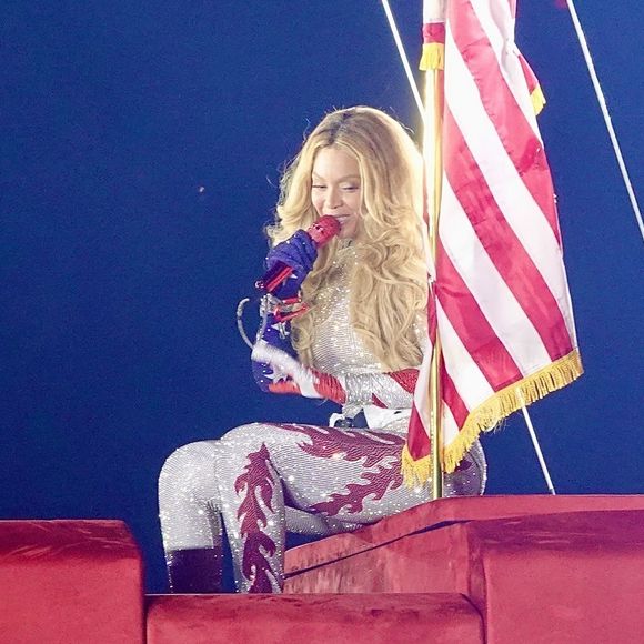 Et les admirateurs de la star n'ont visiblement pas été déçus par ce premier round : Beyoncé a en effet proposé aux spectateurs un show démentiel, où elle a notamment survolé le SoFi Stadium d'Inglewood où elle se produisait dans une voiture rouge décapotable.

Beyonce Knowles en concert à Los Angeles dans le cadre de sa tournée "Cowboy Carter" le 28 avril 2025. Beyonce a fait monter sur scène ses filles Blue Ivy et Rumi Carter. Backgrid USA / Bestimage