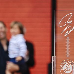Rafael Nadal salue le public et fait ses adieux à Roland-Garros. Photo : Frank Molter/DPA/ABACAPRESS.COM