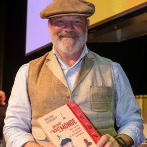 Le chef Philippe Etchebest au 20ème Festival du Livre gourmand au Théâtre de Périgueux, le 15 novembre 2025. ©Jean-Marc LHOMER/Bestimage.