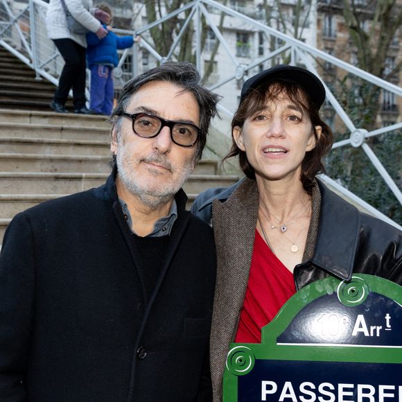 Yvan Attal et sa compagne Charlotte Gainsbourg - Inauguration de la passerelle Jane Birkin devant les 41-43 quai de Valmy à Paris le 13 décembre 2025.
© Cyril Moreau / Bestimage