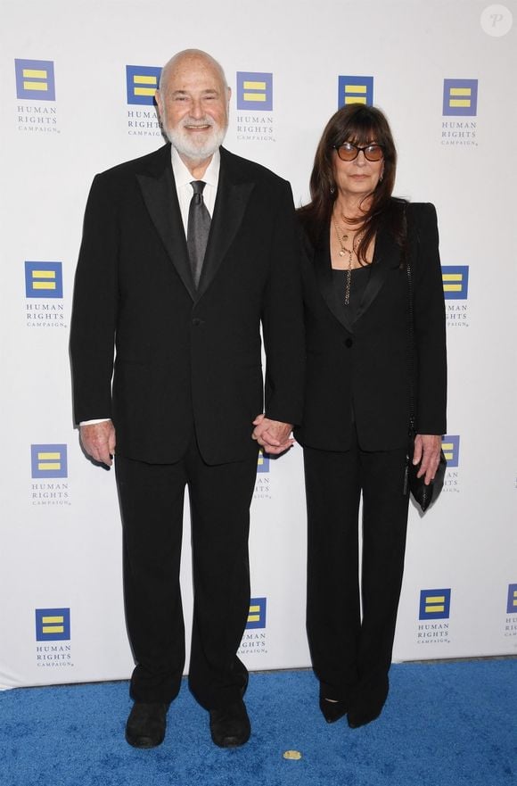 Ce dimanche 14 décembre 2025, Rob Reiner a été retrouvé mort dans sa maison de Los Angeles, aux côtés de sa femme, Michele Singer.

 Rob Reiner et Michele Singer au dîner 2025 Los Angeles de la "Human Rights Campaign" au Fairmont Century Plaza à Los Angeles,  le 22 mars 2025.

Photo : Backgrid USA / Bestimage


Sur la photo : Rob Reiner et Michele Reiner