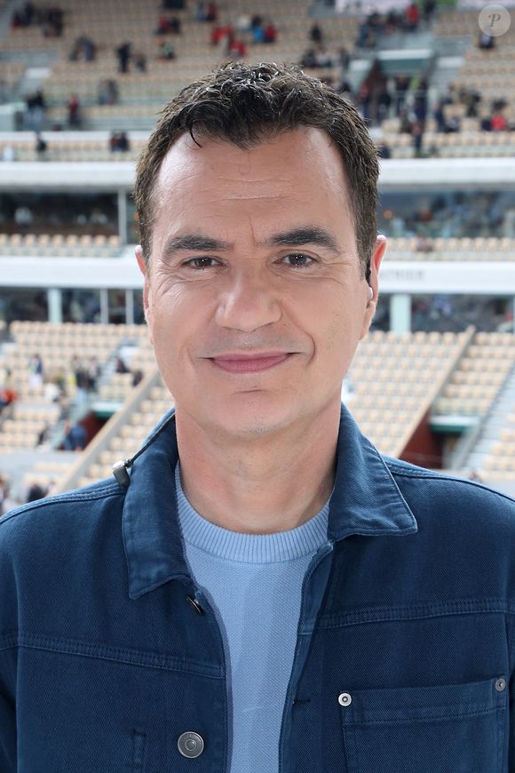 L'émission est présentée par Laurent Luyat.
Laurent Luyat - Plateau de France Télévision lors des Internationaux de France de Tennis de Roland Garros. © Bertrand Rindoff / Bestimage