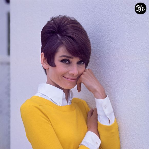 L'actrice britannique Audrey Hepburn pose en souriant, vêtue d'un pull jaune. 1967 (Crédit photo : © Pierluigi Praturlon/Mondadori Portfolio via ZUMA Press)