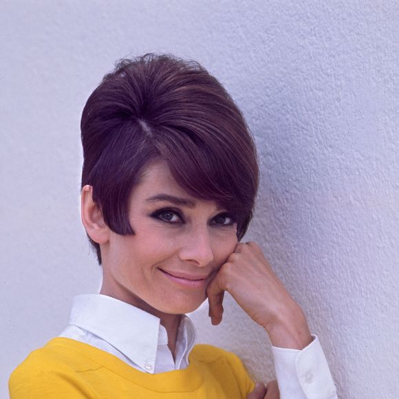 L'actrice britannique Audrey Hepburn pose en souriant, vêtue d'un pull jaune. 1967 (Crédit photo : © Pierluigi Praturlon/Mondadori Portfolio via ZUMA Press)