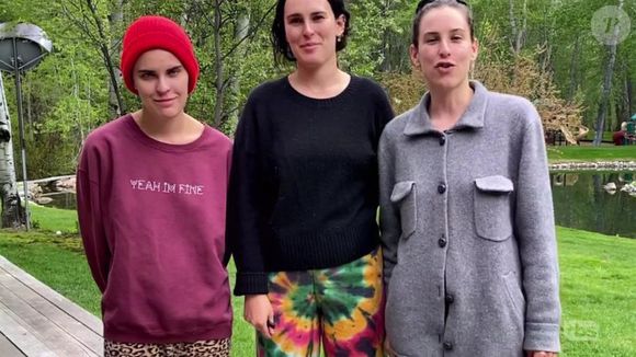 Les filles de B. Willis et D. Moore, Scout, Rumer et Tallulah Willis font des épreuves façon "Fear Factor" pour les besoins de l'émission "Celebrity Show-Off". Dans ce programme, les stars rivalisent pour savoir quelle vidéo faite à la maison obtiendra le plus de vues sur YouTube. Los Angeles. Le 23 juin 2020. Backgrid UK/ Bestimage
