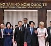 Sa tenue était agrémentée d'une plastron triangulaire gris argenté, d'escarpins chromés à bouts pointus, de boucles d'oreilles pendantes et d'un sac Lady Dior Mini, selon "Gala".
Le président français E. Macron et sa femme B. Macron, aux côtés de son homologue vietnamien Luong Cuong avec sa femme Nguyen Thi Minh Nguyet, lors d'un dîner d'État au Centre international des congrès de Hanoi, au Vietnam, le 26 mai 2025. © Jeanne Accorsini / Pool / Bestimage