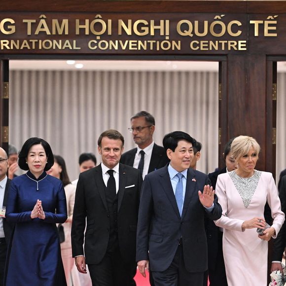 Sa tenue était agrémentée d'une plastron triangulaire gris argenté, d'escarpins chromés à bouts pointus, de boucles d'oreilles pendantes et d'un sac Lady Dior Mini, selon "Gala".

Le président français E. Macron et sa femme B. Macron, aux côtés de son homologue vietnamien Luong Cuong avec sa femme Nguyen Thi Minh Nguyet, lors d'un dîner d'État au Centre international des congrès de Hanoi, au Vietnam, le 26 mai 2025. © Jeanne Accorsini / Pool / Bestimage