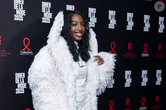 Ebony est apparue tel un ange, tout de blanc vêtue
Ebony Cham au photocall du 22ème dîner de la mode pour le Sidaction à Paris le 30 janvier 2025.
© Olivier Borde / Bestimage