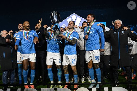 A l'intérieur, du bleu et blanc, comme un clin d'oeil aux couleurs de son club.

Matteo Politano - Naples remporte la Supercoupe d'Italie 2025 face à Bologne (2-0) à Rhiyad, le 22 décembre 2025.
Image Sport/PsnewZ/Bestimage