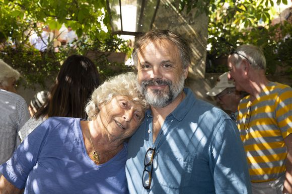 Exclusif - Jacqueline Franjou (Fondatrice et présidente du Festival de Ramatuelle), Romain Sardou - Séance de dédicaces "Les plumes de Ramatuelle" au café de l'Ormeau en marge du 41ème Festival de Ramatuelle le 7 aout 2025. © Cyril Bruneau / Festival de Ramatuelle / Bestimage