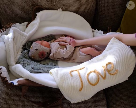 L’actrice a partagé un tendre cliché de son bébé endormi dans son couffin, accompagnée d’un message émouvant.

Instagram @lilycollins