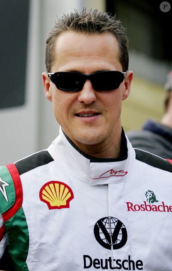 L'ancien pilote de Formule 1 allemand Michael Schumacher pilote un kart pendant la Winter Cup organisée par le Kart-Club à Kerpen, Allemagne, le 13 décembre 2009. Le champion de Formule 1 pourrait revenir sur la scène de la Formule 1 en 2010 en tant que pilote de la nouvelle équipe Mercedes Benz. Plusieurs sources ont rapporté au cours du week-end que Schumacher avait conclu un accord oral concernant un contrat de pilote d'un an avec Merecedes. Photo par Felix Heyder/DPA/Cameleon/ABACAPRESS.COM