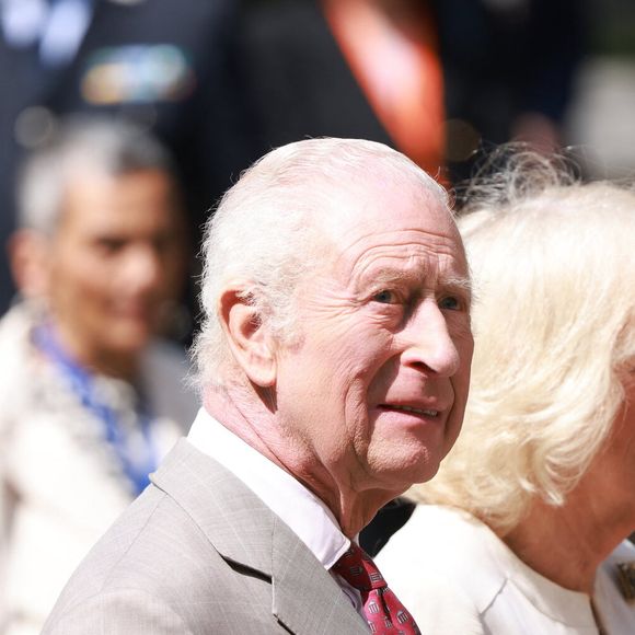 Le roi Charles III d'Angleterre et Camilla Parker Bowles, reine consort d'Angleterre, arrivent à Ravenne pour visiter le tombeau de Dante, le 10 avril 2025. Le couple royal britannique est en voyage officiel en Italie. © Ian Vogler/MirrorPix/Bestimage