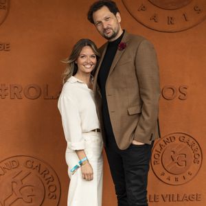 Encore émerveillée, Gennifer a même consacré un post en images à ce fameux peignoir.

Éric Antoine et sa compagne Gennifer Demey en tribunes lors des Internationaux de France de Tennis de Roland Garros 2025, à Paris, France, le 7 juin 2025. © Cyril Moreau/Bestimage