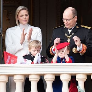 Le prince Albert II de Monaco, la princesse Charlène de Monaco, le prince héritier Jacques de Monaco et la princesse Gabriella de Monaco posant sur le balcon du palais lors des célébrations de la fête nationale monégasque le 19 novembre 2019 à Monaco, Monaco. Photo David Niviere/ABACAPRESS.COM