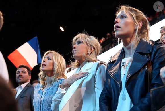 Brigitte Macron et ses filles Laurence Auzière Jourdan et Tiphaine Auzière - La famille, les amis et soutiens d'Emmanuel Macron dans les tribunes lors du grand meeting d'Emmanuel Macron à l'AccorHotels Arena à Paris, le lundi 17 avril 2017. © Dominique Jacovides - Sébastien Valiela / Bestimage