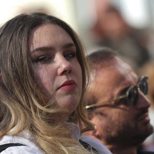 Milla Savarese, la fille unique d'E.Dequenne - 300 personnes réunies pour rendre hommage à Emilie Dequenne dans sa ville de Chièvres (Belgique), le 9 avril 2025, quelques semaines après son décès prématuré, survenu le 16 mars 2025. Une plaque commémorative a été installée dans la salle des Pas Perdus de l'hôtel de ville, renommée "Espace Émilie Dequenne". La famille de la comédienne a lancé un appel aux dons pour soutenir la lutte contre le cancer.
©Photonews / Bestimage