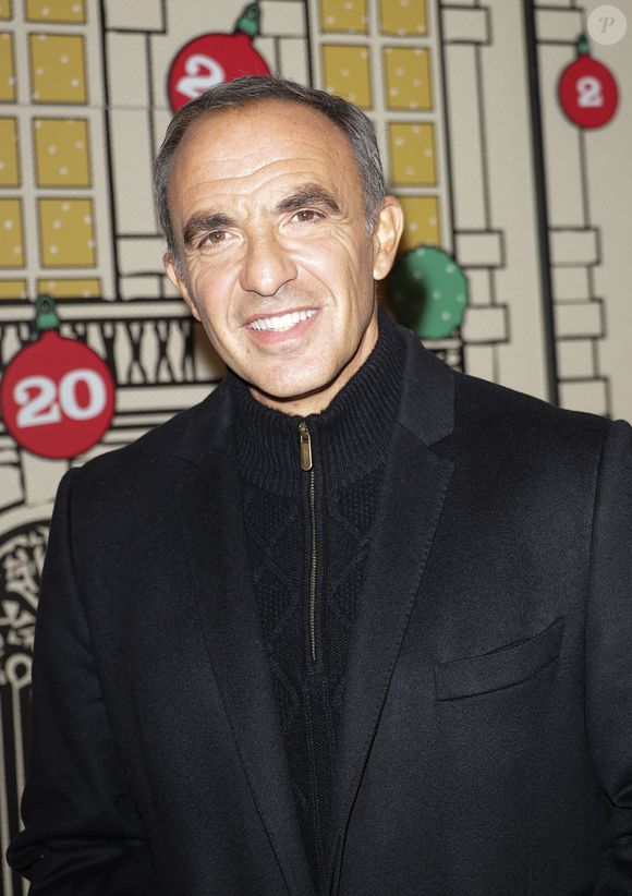 L’animateur a publié un message émouvant saluant sa générosité, sa sagesse et son héritage.

Nikos Aliagas lors de l'ouverture d'un pop-up éphémère Star Academy inspiré du château de Dammarie-les-Lys dans le quartier de la République à Paris baptisé "L'appart de Noël" le 17 décembre 2025.
© Coadic Guirec / Bestimage