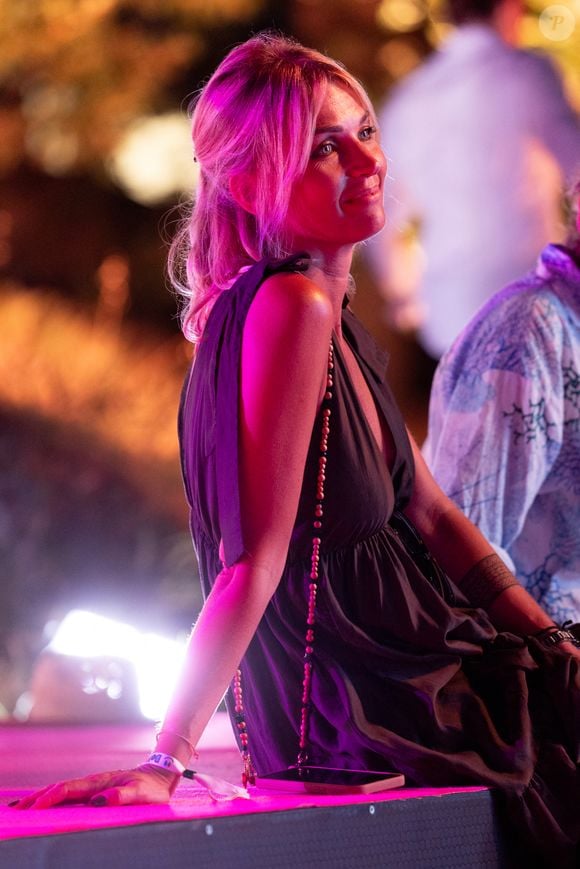 Clara (compagne de Dany Boon) lors de la première édition du "Do You Comedy" à la Citadelle de Saint-Tropez, Côte d'Azur, France, le 29 juin 2025. © Cyril Moreau/Bestimage