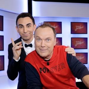 Exclusif - Jordan de Luxe et Julien Lepers - Jordan de Luxe pose avec ses invités de l'émission "Chez Jordan" à Paris le 5 octobre 2022. © Cédric Perrin / Bestimage