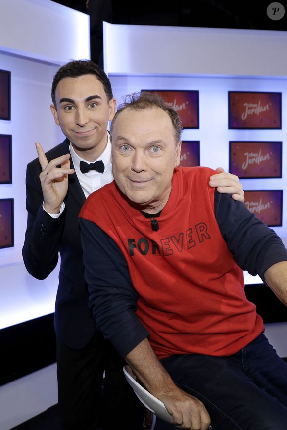 Exclusif - Jordan de Luxe et Julien Lepers - Jordan de Luxe pose avec ses invités de l'émission "Chez Jordan" à Paris le 5 octobre 2022. © Cédric Perrin / Bestimage