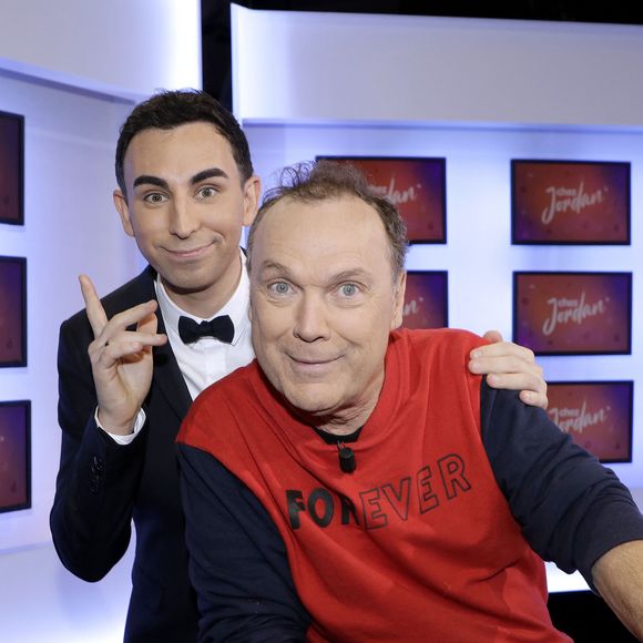 Exclusif - Jordan de Luxe et Julien Lepers - Jordan de Luxe pose avec ses invités de l'émission "Chez Jordan" à Paris le 5 octobre 2022. © Cédric Perrin / Bestimage