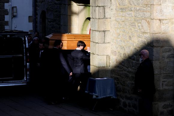Le cercueil de Jean-Marie Le Pen porté par deux de ses petits-fils - Arrivées des membres de la famille Le Pen aux obsèques de Jean-Marie Le Pen en l'église Saint-Joseph à la Trinité-sur-Mer  le 11 janvier 2025. © Dominique Jacovides / Guillaume Collet / Bestimage
