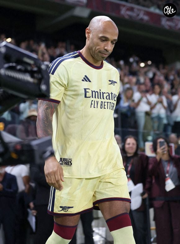 Trois de ses séquences ont été critiquées par les internautes.

Thierry Henry - Robert Pirès célèbre son jubilé au stade Saint-Symphorien à Metz, en France, avec la participation de nombreuses légendes du football du FC Metz, d’Arsenal et de son équipe Pirès All Stars le 6 octobre 2026. © Lucas Deslangles / PsnewZ / Bestimage