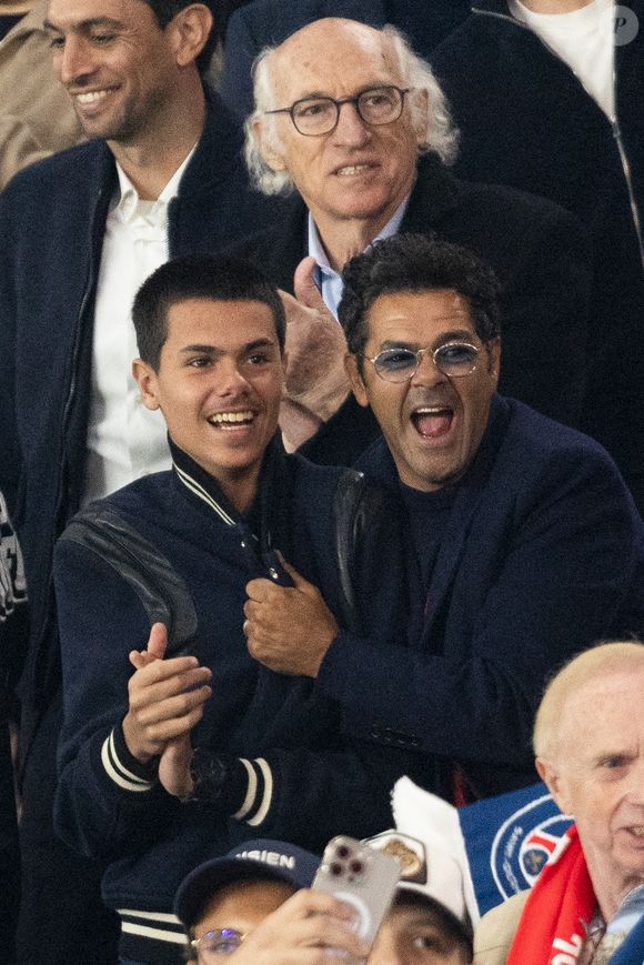 Michaël Youn, accompagné de son beau-fils Sean Obispo ont assisté à la victoire des Parisiens

Jamel Debbouze et son fils Léon Debbouze - Célébrités dans les tribunes lors du match retour de la Ligue Des Champions (LDC) "PSG - Arsenal" (2-1) au Parc des Princes à Paris. © Cyril Moreau/Bestimage