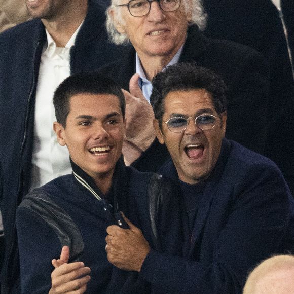 Michaël Youn, accompagné de son beau-fils Sean Obispo ont assisté à la victoire des Parisiens

Jamel Debbouze et son fils Léon Debbouze - Célébrités dans les tribunes lors du match retour de la Ligue Des Champions (LDC) "PSG - Arsenal" (2-1) au Parc des Princes à Paris. © Cyril Moreau/Bestimage