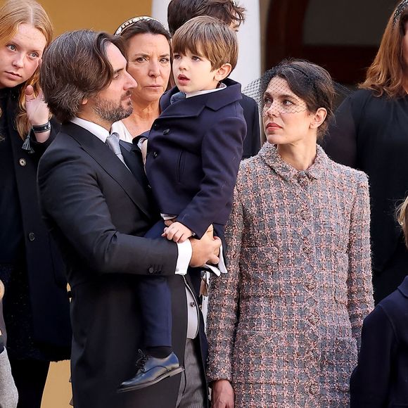 Dimitri Rassam et Charlotte Casiraghi sont des parents comblés.

Dimitri Rassam, Charlotte Casiraghi et leur fils Balthazar Rassam - La famille princière de Monaco dans la cour du palais lors de la Fête Nationale de la principauté de Monaco.

© Dominique Jacovides / Bruno Bebert / Bestimage
