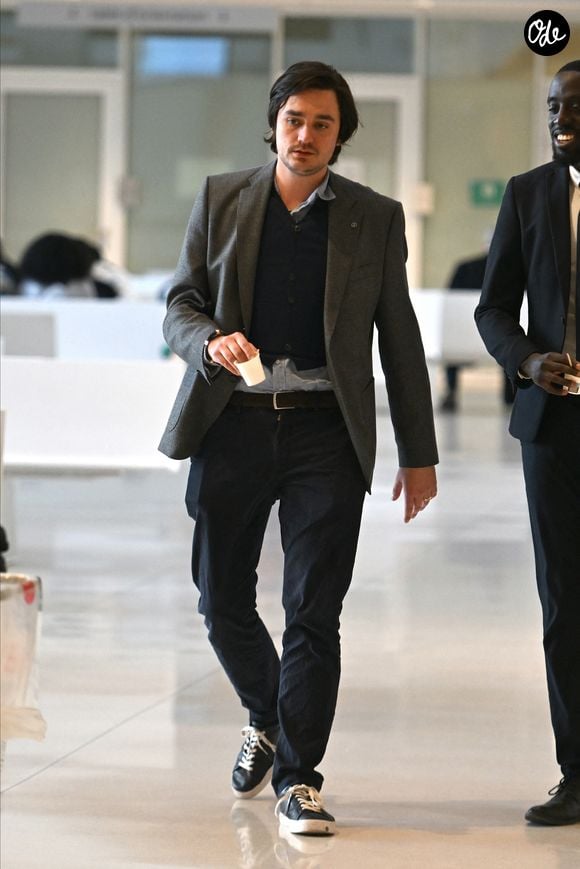 Alain‑Fabien Delon attend son passage en audience, dans le procès l'opposant à sa soeur A.Delon, devant la 17ème chambre correctionnelle du tribunal judiciaire de Paris, le 17 mars 2026. 
©Agence / Bestimage