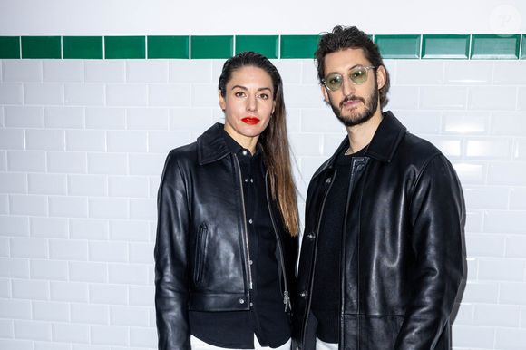 En légende des photos, elle cite Rainer Maria Rilke avant de conclure : "Une année de plus s’en est allée – gracieusement indocile, exactement comme je l’aime".

Pierre Niney et sa femme Natasha Andrew au photocall du défilé Ami automne-hiver 2022/2023 dans le cadre de la Fashion Week de Paris, France, le 19 janvier 2022. Olivier Borde/bestimage