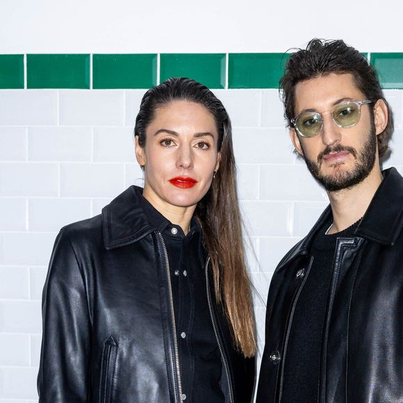 En légende des photos, elle cite Rainer Maria Rilke avant de conclure : "Une année de plus s’en est allée – gracieusement indocile, exactement comme je l’aime".

Pierre Niney et sa femme Natasha Andrew au photocall du défilé Ami automne-hiver 2022/2023 dans le cadre de la Fashion Week de Paris, France, le 19 janvier 2022. Olivier Borde/bestimage