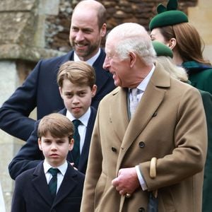 Et ces notes, elle les envoie directement au roi 
Prince Louis, Prince George, Le prince William, prince de Galles, Le roi Charles III d'Angleterre - La famille royale britannique se rend à la messe de Noël à Sandringham le 25 décembre 2024.