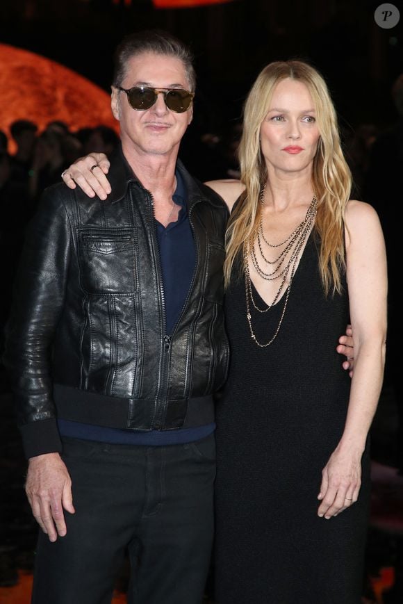 Ce nouveau disque a été conçu en étroite collaboration avec le célèbre chanteur Étienne Daho.

Étienne Daho et Vanessa Paradis - Célébrités au Défilé Chanel, Collections Prêt-à-porter Printemps / Eté 2026, dans le cadre de la Fashion Week de Paris. Au Grand Palais à Paris, France, le 06 Octobre 2025.

© Bertrand Rindoff / Bestimage