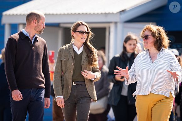 Le prince William et Kate Middleton, connus sous le nom de duc et duchesse de Rothesay lorsqu'ils sont en Écosse, rencontrent les responsables du service public de ferry ainsi que les membres de la communauté qui l'utilisent avant de prendre le ferry pour traverser l'eau jusqu'à l'île d'Iona, le dernier jour de la visite royale sur l'île de Mull, au Royaume-Uni, le 30 avril 2025. Photo par Doug Peters/EMPICS Entertainment/PA Wire/ABACAPRESS.COM