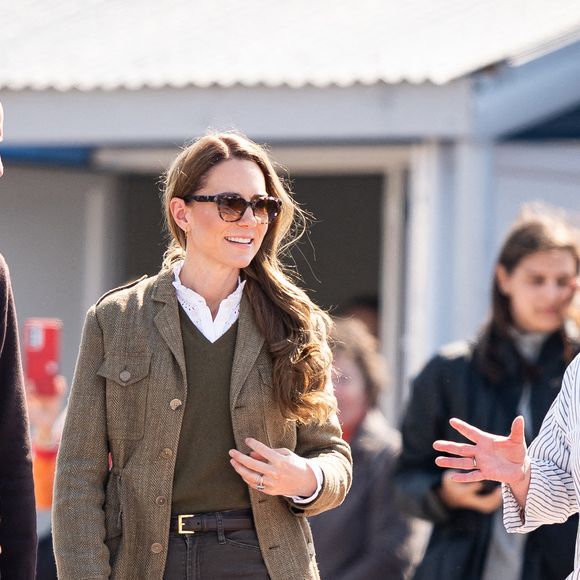 Le prince William et Kate Middleton, connus sous le nom de duc et duchesse de Rothesay lorsqu'ils sont en Écosse, rencontrent les responsables du service public de ferry ainsi que les membres de la communauté qui l'utilisent avant de prendre le ferry pour traverser l'eau jusqu'à l'île d'Iona, le dernier jour de la visite royale sur l'île de Mull, au Royaume-Uni, le 30 avril 2025. Photo par Doug Peters/EMPICS Entertainment/PA Wire/ABACAPRESS.COM