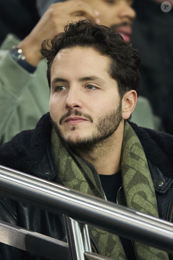 Le second hommage est destiné à Astrit, un ami d'enfance qui a récemment perdu la vie.

Alexandre Kominek dans les tribunes lors du match de Ligue Des Champions 2024-2025 (LDC) "PSG - Brest (7-0)" au Parc Des Princes, le 19 février 2025.

Photo : Cyril Moreau/Bestimage