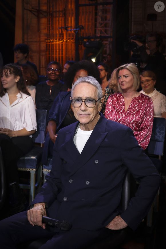 Alain Chamfort ne pouvait pas manquer cet événement

Exclusif - Alain Chamfort lors de l'enregistrement de l'émission Le Grand Echiquier - Spécial Claude François présentée par C.Chazal et A.Manoukian et diffusée le 13 janvier sur France, à l'Opéra royal du château de Versailles, accompagné par l'Orchestre de l'Opéra Royal à Versailles, France, le 16 septembre 2025. Jack Tribeca/Bestimage