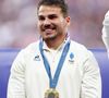 C’était la toute première fois que l’équipe de France de rugby à 7 remportait la médaille d’or des JO.

Le Français Antoine Dupont après avoir remporté la médaille d'or du rugby à sept au Stade de France lors de la première journée des Jeux Olympiques de Paris 2024 en France. Date de la photo : samedi 27 juillet 2024. © PA Photos