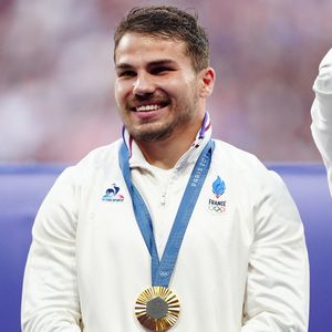 C’était la toute première fois que l’équipe de France de rugby à 7 remportait la médaille d’or des JO.

Le Français Antoine Dupont après avoir remporté la médaille d'or du rugby à sept au Stade de France lors de la première journée des Jeux Olympiques de Paris 2024 en France. Date de la photo : samedi 27 juillet 2024. © PA Photos