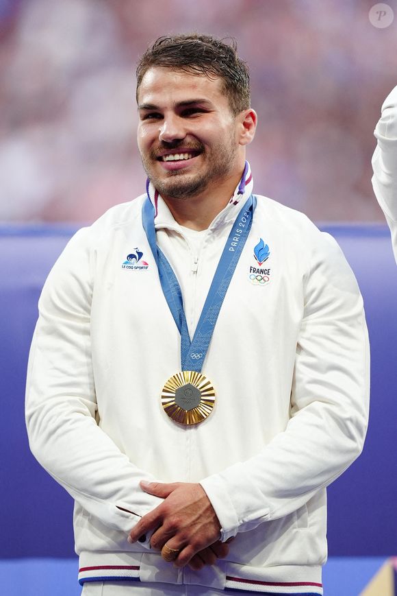 C’était la toute première fois que l’équipe de France de rugby à 7 remportait la médaille d’or des JO.

Le Français Antoine Dupont après avoir remporté la médaille d'or du rugby à sept au Stade de France lors de la première journée des Jeux Olympiques de Paris 2024 en France. Date de la photo : samedi 27 juillet 2024. © PA Photos