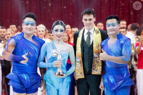 Louis Ducruet offre le « Clown d'Argent » au « Zhejiang Acrobatic Troupe Trio » - Soirée de clôture du 47ème Festival International du Cirque de Monte-Carlo sous le chapiteau de Fontvieille à Monaco, le 21 janvier 2025. © Olivier Huitel / Pool Monaco / Bestimage
