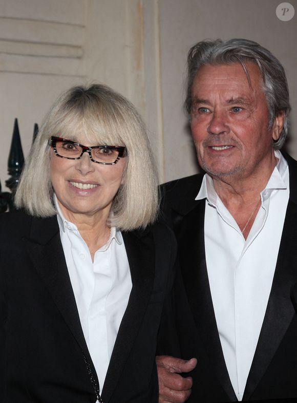 Il a accepté la présence d’Alain Delon, autre grand amour de Mireille Darc, à ses côtés.

Archive - Alain Delon et Mireille Darc lors du gala de l'IFRAD à Paris, France, le 18 Septembre 2013. © Agence/Bestimage
